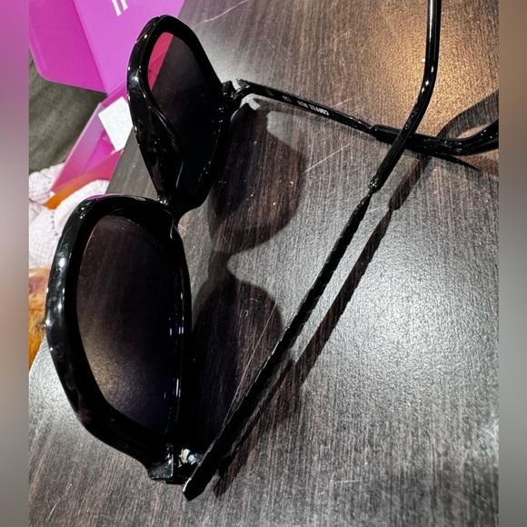 Quay Sunglasses (e)​​​ - Picture 4 of 5